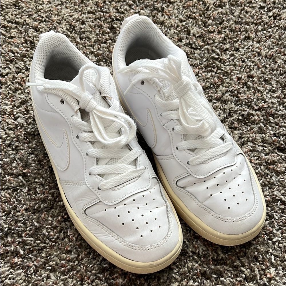 Nike White Athletic All Day Play Sneakers Shoes, Size 5.5 Youth, Plastic Inserts